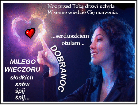 Kobieta dotykająca płonącego serca miłego wieczoru
